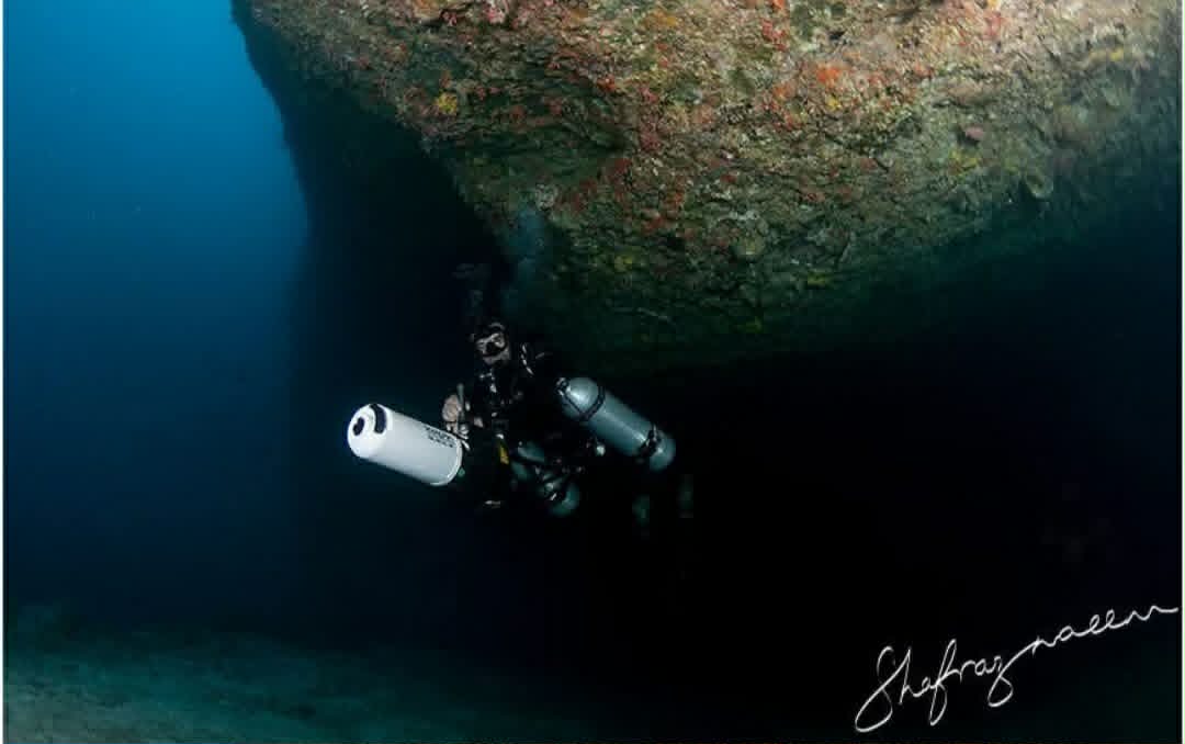 Tech-Taucher am Eingang der Alimathà Cave im Vaavu-Atoll auf den Malediven