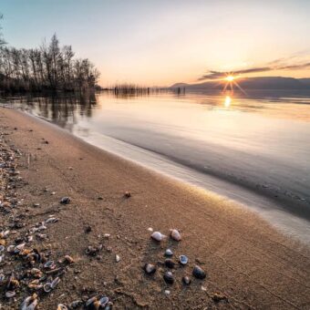 Ufer des Neuenburgersees mit Blick auf die Fundregion der römischen Schiffsladung bei Sonnenaufgang