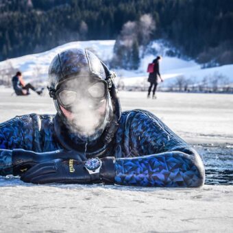 Apnoetaucher nach Eistauchgang an einer Eisöffnung
