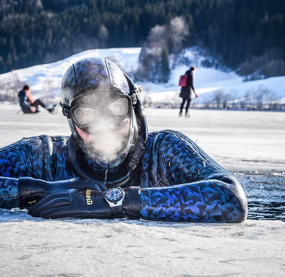 Apnoetaucher nach Eistauchgang an einer Eisöffnung