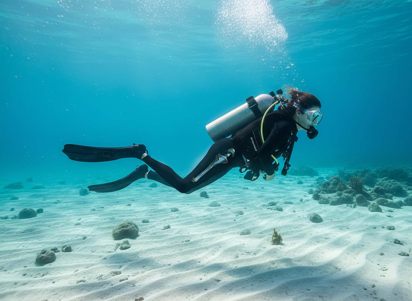 Taucher mit künstlichem Hüftgelenk schwimmt nach erfolgreicher Rehabilitation unter Wasser