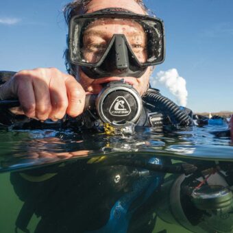 Taucher mit Cressi Zen Pro Atemregler nach einem Kaltwassertauchgang an der Wasseroberfläche während des Praxistests.