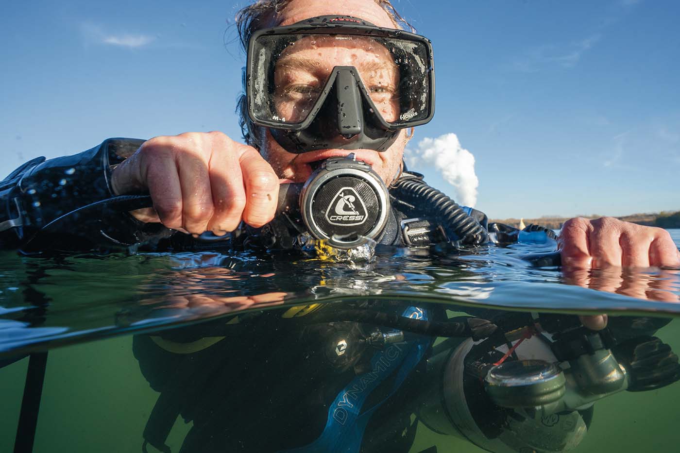 Taucher mit Cressi Zen Pro Atemregler nach einem Kaltwassertauchgang an der Wasseroberfläche während des Praxistests.