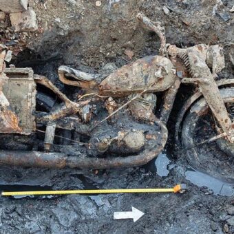 Geborgenes deutsches Militärmotorrad DKW NZ 350-1 aus der Donau in Budapest