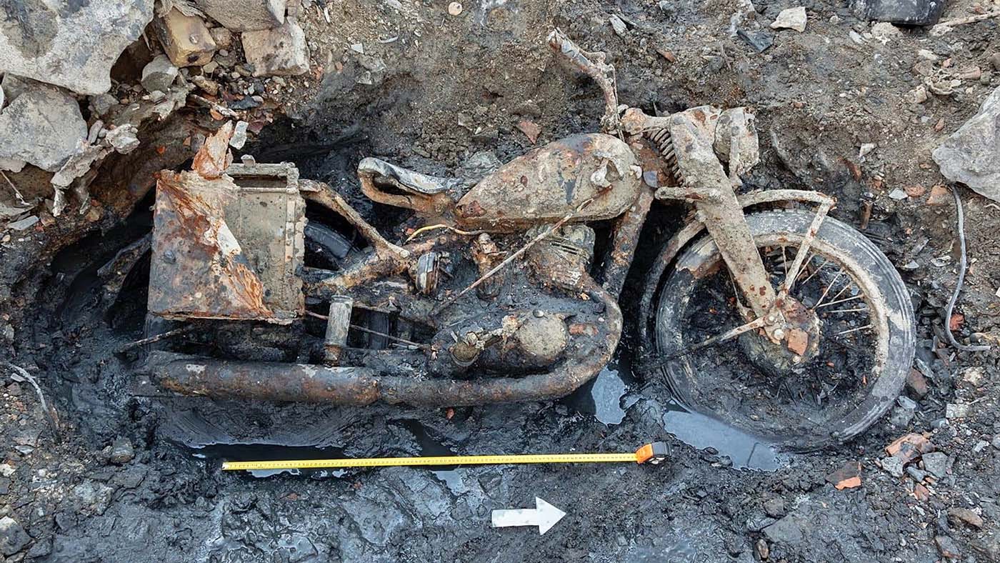 Geborgenes deutsches Militärmotorrad DKW NZ 350-1 aus der Donau in Budapest
