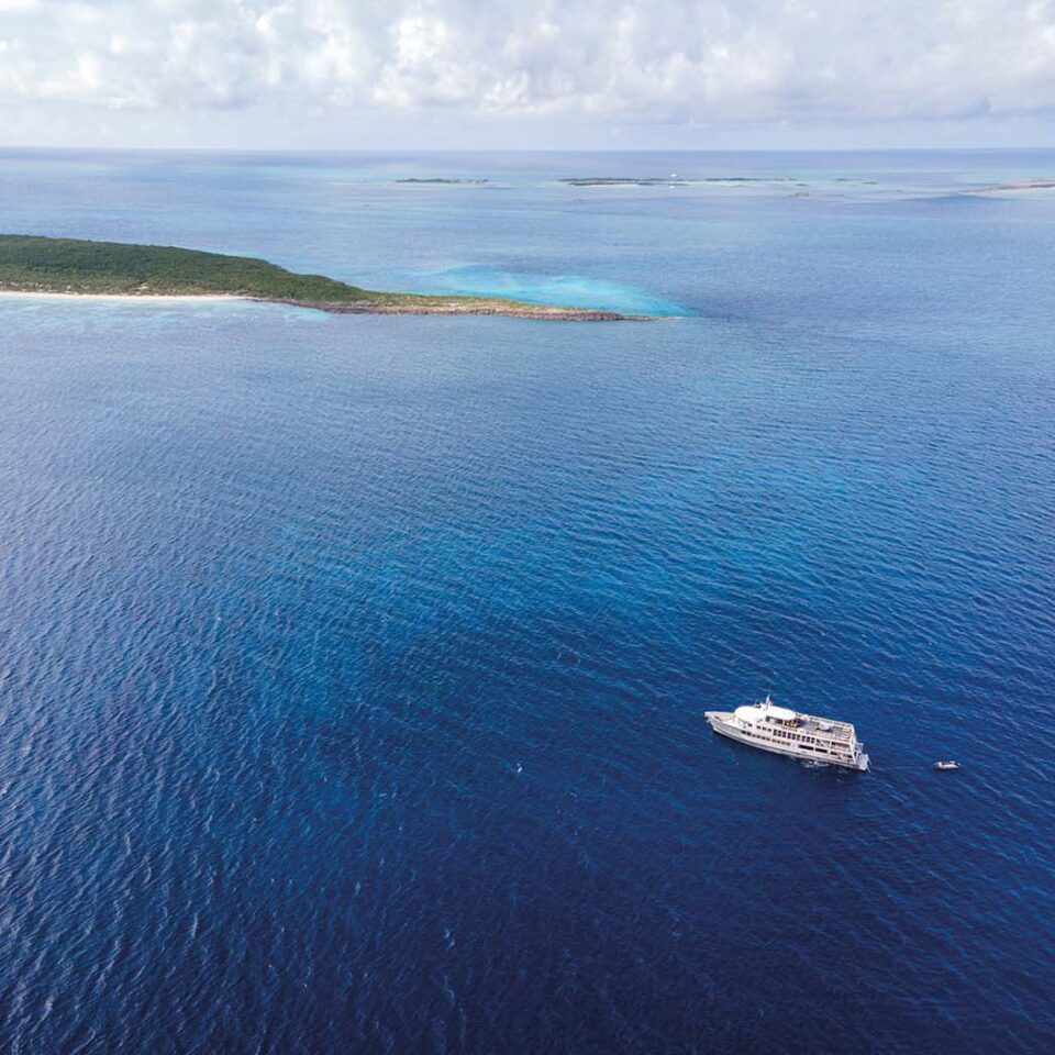 Tauchschiff vor einer Insel der Bahamas aus der Luft