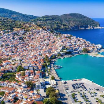 Luftaufnahme von Skopelos-Stadt und Hafen auf der griechischen Insel Skopelos