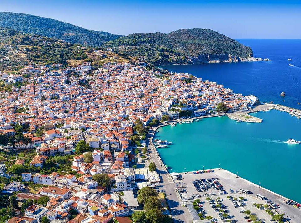 Luftaufnahme von Skopelos-Stadt und Hafen auf der griechischen Insel Skopelos
