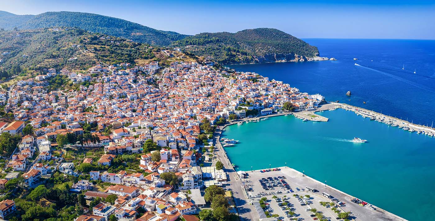 Luftaufnahme von Skopelos-Stadt und Hafen auf der griechischen Insel Skopelos
