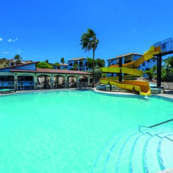 Pool mit Rutsche und Kunuku's Hut im Kunuku Aqua Resort auf Curaçao.