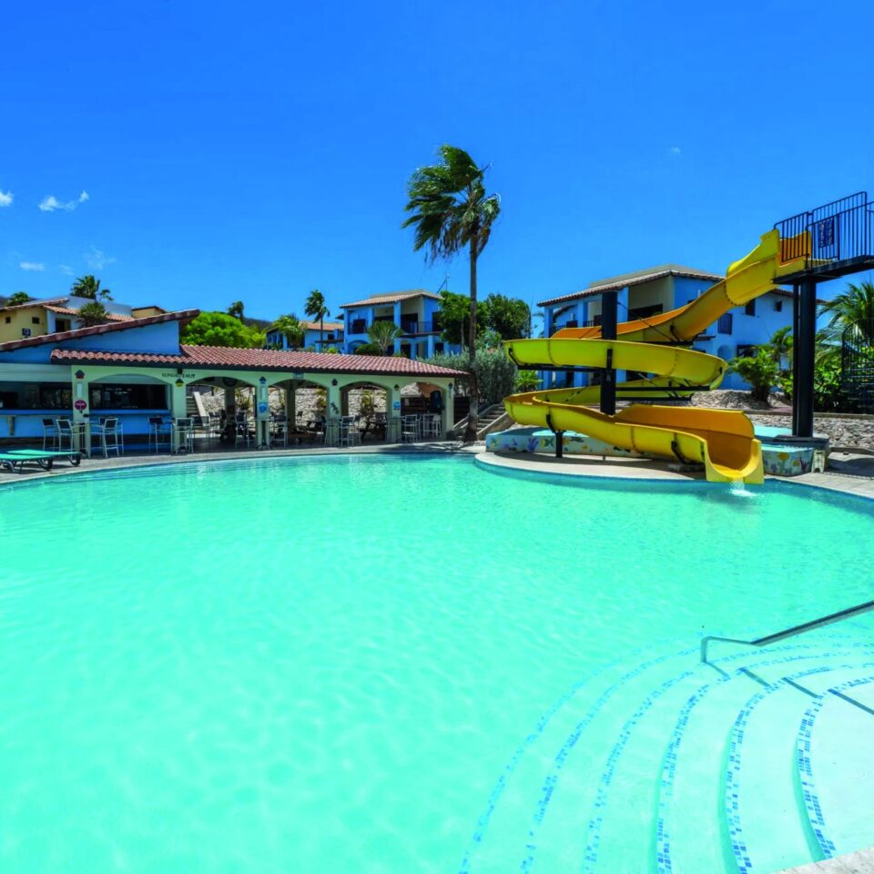 Pool mit Rutsche und Kunuku's Hut im Kunuku Aqua Resort auf Curaçao.