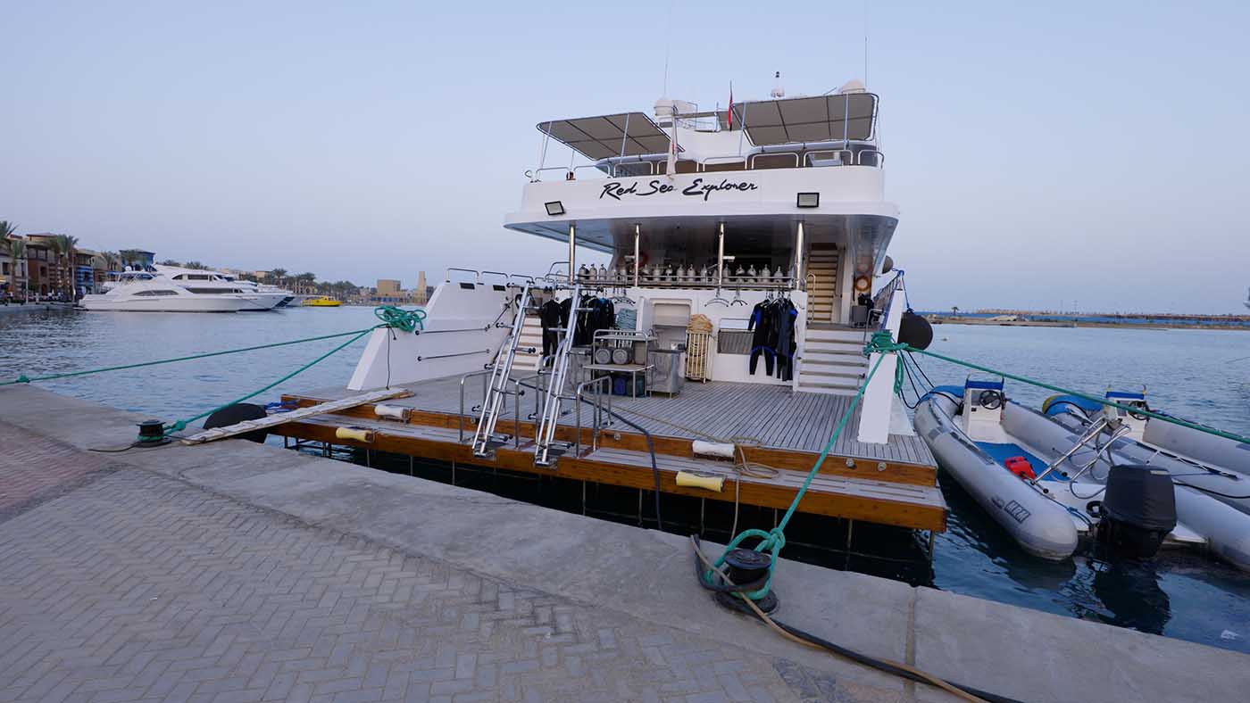 Das Tauchsafarischiff Red Sea Explorer liegt mit Beibooten am Pier